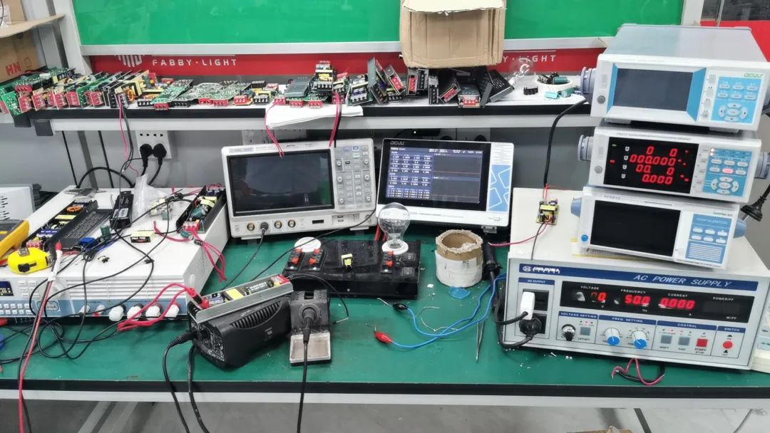 為什么一上電就炸，是我不會用示波器？